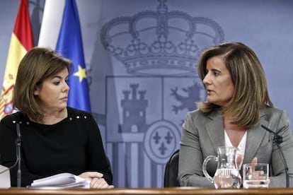 La vicepresidenta del Gobierno, Soraya S&aacute;enz de Santamar&iacute;a, y la ministra de Empleo y Seguridad Social, F&aacute;tima B&aacute;&ntilde;ez.