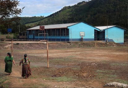 La Escuela Oficial Rural Mixta de Sonté permaneció 46 días completamente inundada. Por suerte –y por desgracia– sus alumnos hacía ya más de medio año que no asistían a clase, tras el cierre de los 34.000 colegios del país a causa de la pandemia. Aunque no hubo fallecidos ni heridos en el centro, los estragos de ambos huracanes son aún palpables. Las redes de las porterías de fútbol y baloncesto fueron arrastradas por el lodo, las pizarras quedaron inservibles y el olor a humedad sigue impregnado en las paredes.