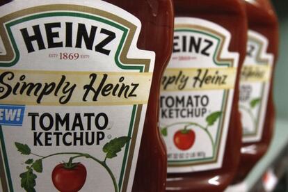 Una botella de ketchup Heinz, en un supermercado de Estados Unidos.