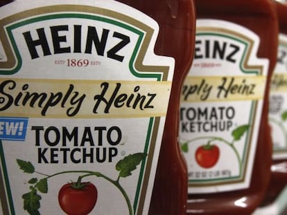 Una botella de ketchup Heinz, en un supermercado de Estados Unidos.