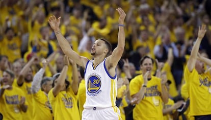 Stephen Curry celebra una de sus canastas.