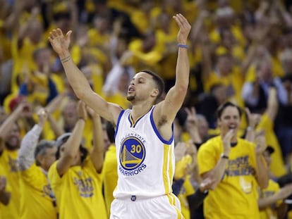 Stephen Curry celebra una de sus canastas.