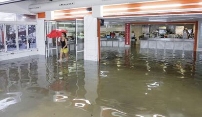 Un establecimiento comercial de Gandia anegado de agua tras las últimas lluvias.