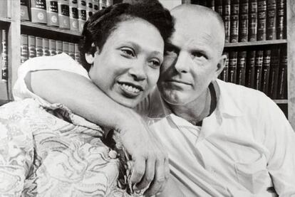 Mildred y Richard Loving, la pareja que acabó con la prohibición para contraer matrimonio entre personas de distinta raza en EE UU, en 1967.