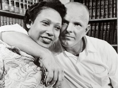 Mildred y Richard Loving, la pareja que acabó con la prohibición para contraer matrimonio entre personas de distinta raza en EE UU, en 1967.