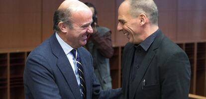 Luis de Guindos y Yanis Varoufakis durante una reuni&oacute;n de emergencia de la Eurozona, provocada por la decisi&oacute;n de Tsipras de llamar a la poblaci&oacute;n griega a un refer&eacute;ndum.
 