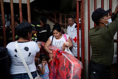 Una mujer desplazada por los ataques de los rebeldes del ELN lleva un colchón donado para pasar la noche en el Estadio General Santander en Cúcuta, este martes.