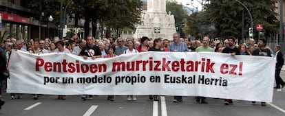 Cabecera de la manifestación contra la reforma de las pensiones que ha recorrido el centro de Bilbao.