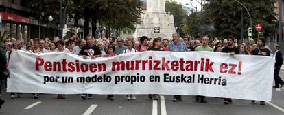 Cabecera de la manifestación contra la reforma de las pensiones que ha recorrido el centro de Bilbao.