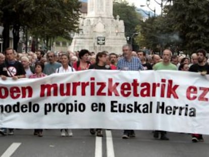 Cabecera de la manifestación contra la reforma de las pensiones que ha recorrido el centro de Bilbao.