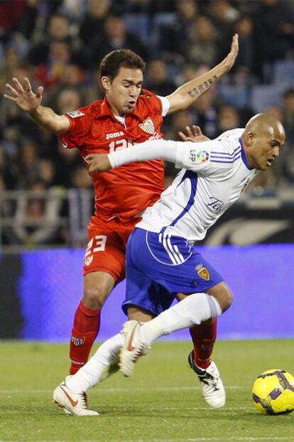 Suazo protege el balón ante un rival durante un partido de Liga con el Zaragoza.