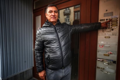 El colombiano Jhon Jairo Valderrama, de 50 años, señala su nombre del portal de su casa del barrio de Schaerbeek. Vivió durante seis semanas a unos metros de los terroristas que atentaron en el aeropuerto de Bruselas sin saber que tenía al lado un arsenal listo para atentar. No se cruzó con ellos.