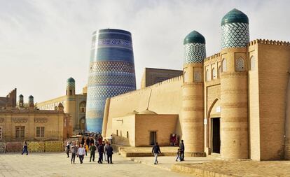 La puerta de la ciudadela de Khuna Ark y el minarete Kalta Minor, en la ciudad vieja de Jiva (Uzbekistán).