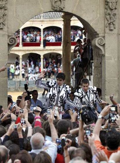 Perera (izquierda) y Manzanares salen por la puerta grande de Ronda.