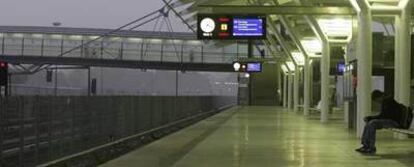 Un pasajero espera en una estación de tren en Múnich durante la huelga de maquinistas convocada ayer en Alemania.