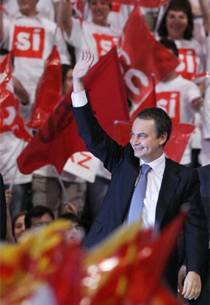 El presidente del Gobierno, José Luis Rodríguez Zapatero, a su llegada al Pabellón de la Mar Bella de Barcelona.