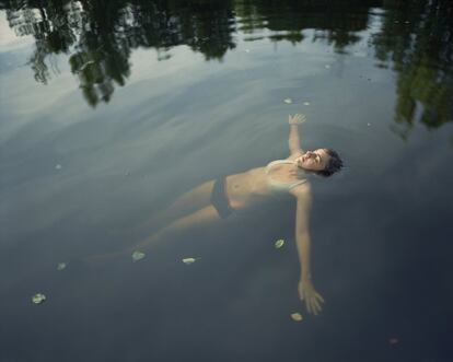 Una mujer relajándose en el agua.