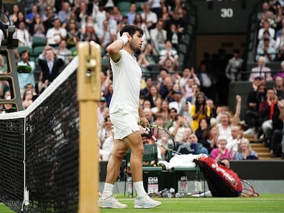 Alcaraz celebra un punto durante el partido contra Paul en la Court 1.