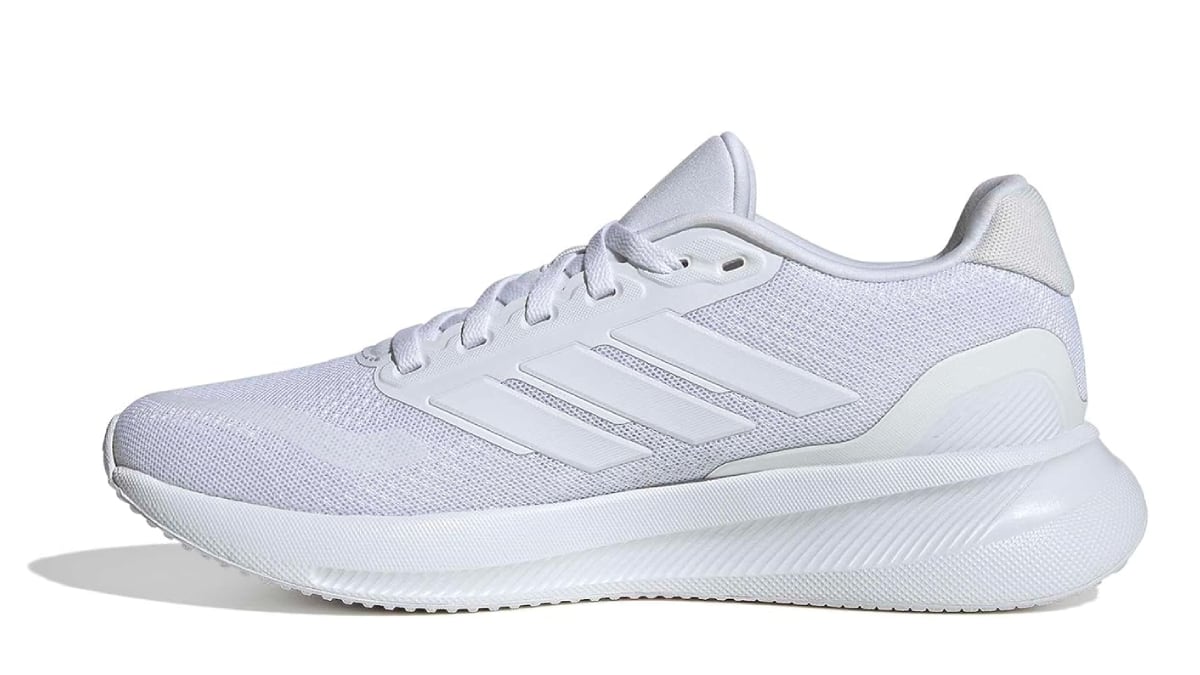 Vista lateral de las zapatillas blancas Runfalcon 5 para mujer, de Adidas.
