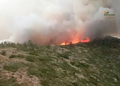 Vista del incendio forestal declarado en Teresa de Cofrentes y que ha provocado el desalojo de dos pedanías.