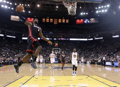 LeBron James se dispone a hacer un mate ante los Warriors.