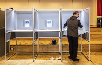 El líder de Foro para la Democracia, Thierry Baudet, prepara su voto durante las elecciones de Países Bajos, en Amsterdam, este miércoles.