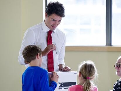 Justin Trudeau vota aquest dilluns a Mont-real.