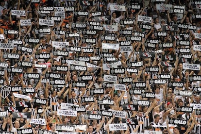 Hinchas de Atlético Mineiro de Brasil animan al equipo ante el Santa Fe de Colombia el 26 de febrero de 2014, durante la Copa Libertadores en el estadio Independencia de Belo Horizonte, Minas Gerais (Brasil).