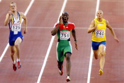 Francis Obikwelu (en el centro), ayer en la final de los 200 metros.