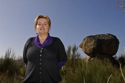 La alcaldesa de A Bola, hasta ahora del BNG, ante la piedra que da nombre al municipio ourensano.
