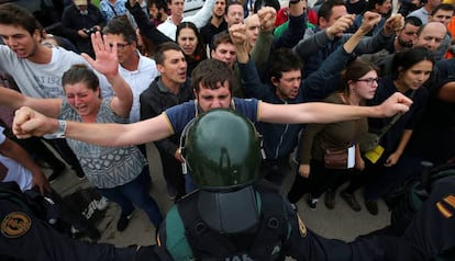 Imagen de la actuación policial en el colegio Ramón Llull de Barcelona el 1-O