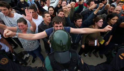 Imatge de l'actuació policial al col·legi Ramon Llull de Barcelona l'1-O.