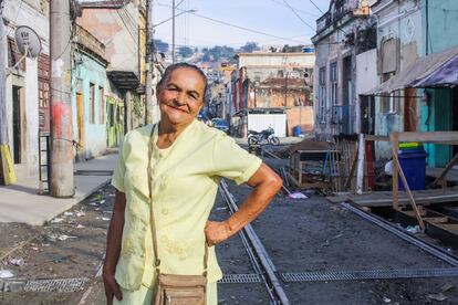 Entre todos los vestidos elegantes que había en su armario, Adelina Monteiro, de 75 años, se decantó por uno amarillo para animar a Brasil en su primer día en un estadio olímpico. Pasará el día en la piscina de saltos ornamentales, aquella que se tiñó de verde. Vecina de Providência, la primera favela de Río, tiene ocho hijos, 16 nietos y seis bisnietos. Son tantos que ya ni se acuerda de cómo se llaman, aunque uno de sus nietos sea Gabriel Monteiro, campeón mundial de jiu-jitsu. Debajo de sus canas, Adelina guarda el recuerdo de la guerra del narcotráfico que sigue presente en su comunidad: un trozo de una bala perdida incrustada en su cráneo desde 1984. “No me duele ni cuando el tiempo cambia. Les pareció mejor dejarla ahí”, explica. Adelina fue al estadio gracias a las entradas que la Unidad de Policía Pacificadora (UPP) que llegó a su barrio para acabar –sin mucho éxito– con el dominio del narcotráfico, ofreció a algunos vecinos de la favela.