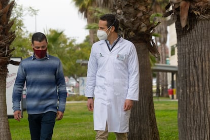 Vicente Martínez (izquierda) pasea junto al doctor Javier Giménez-Almenara en el hospital Reina Sofía de Córdoba.