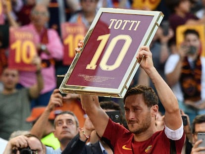 Francesco Totti, emocionado durante su despedida en el estadio de la Roma.