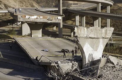 Efectos del terremoto que tuvo lugar en 1994, en el norte de Los Ángeles.