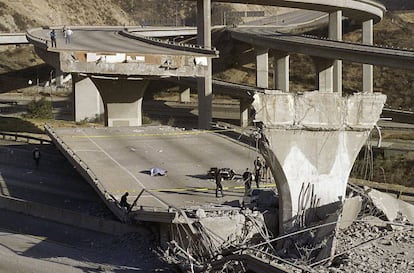 Efectos del terremoto que tuvo lugar en 1994, en el norte de Los Ángeles.