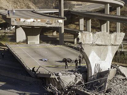 Efectos del terremoto que tuvo lugar en 1994, en el norte de Los Ángeles.