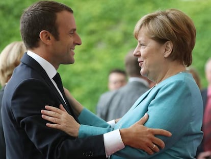 Angela Merkel cumprimenta o presidente francês Emmanuel Macron em Berlim.