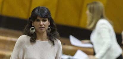 La l&iacute;der andaluza de Podemos, Teresa Rodr&iacute;guez, pasa ante Susana D&iacute;az tras su intervenci&oacute;n el martes en el Pleno del Parlamento andaluz.