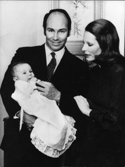 Karim Aga Khan junto a su primera mujer, Begum Salima, y su hijo, el príncipe Rahim, el 9 de febrero de 1972, en Génova.