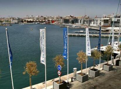 La dársena interior del puerto de Valencia, ayer, con la base del Alinghi a la derecha de la imagen.
Recreación de la America's Cup Island que se construirá en Emiratos Árabes Unidos.