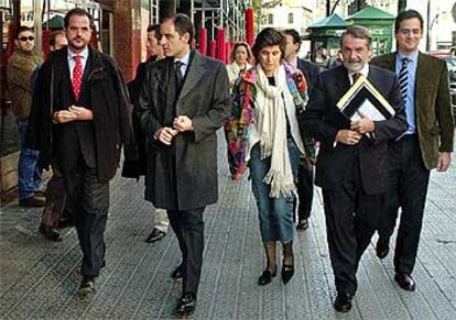 Francisco Camps entre Carlos Iturgaiz (izquierda), María San Gil y Jaime Mayor Oreja, ayer.