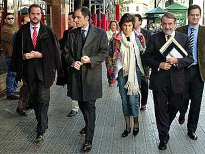 Francisco Camps entre Carlos Iturgaiz (izquierda), María San Gil y Jaime Mayor Oreja, ayer.