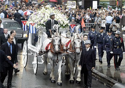 Un carro blanco llevó el cuerpo de Celia Cruz ayer por las calles de Nueva York.