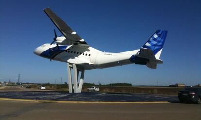 Rotonda cercana al aeropuerto de Sevilla, con un Airbus CN235. Enviada por Beatriz Arias.