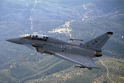 Un prototipo del caza Eurofighter Typhoon de las fuerzas aéreas españolas sobrevuela la sierra de Madrid.