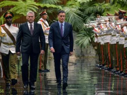 Díaz-Canel y su esposa acompañan al presidente español y a Begoña Gómez en un paseo por La Habana Vieja.