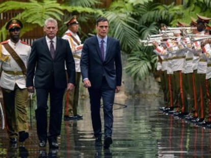 Díaz-Canel y su esposa acompañan al presidente español y a Begoña Gómez en un paseo por La Habana Vieja.