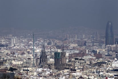 Imagen tomada ayer del centro de la ciudad de Barcelona cubierto por una densa capa de contaminación.